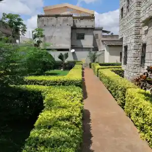 Découvrez cette superbe villa duplex R+2 en vente à Lomé, quartier Avénou. Conçue avec des matériaux de qualité, cette propriété allie modernité, confort et fonctionnalité. Elle dispose de vastes pièces lumineuses, d’un séjour spacieux, de plusieurs chambres autonomes, d’une cuisine équipée et d’un balcon offrant une belle vue sur le quartier. Située dans un environnement calme et sécurisé, cette villa est parfaite pour une famille ou un investissement locatif à haut potentiel. Opportunité rare à Avénou — contactez ADK Immobilier dès aujourd’hui pour une visite !